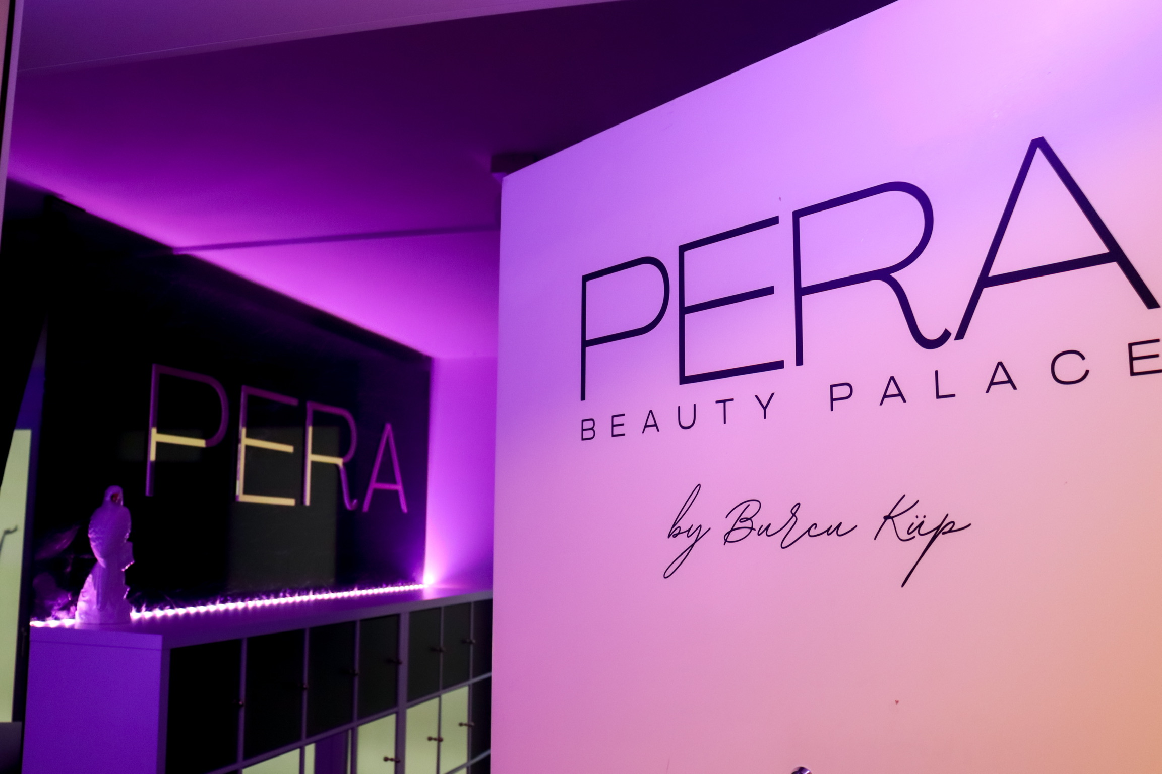 PERA Beauty Palace - Logo-geschmückte Eingangstür und Innenwand - Ihr Tor zur Schönheit